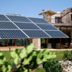 Paulo Twiaschor mostra como a energia solar está convertendo edifícios comuns em soluções sustentáveis e autossuficientes.