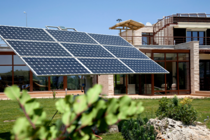 Paulo Twiaschor mostra como a energia solar está convertendo edifícios comuns em soluções sustentáveis e autossuficientes.