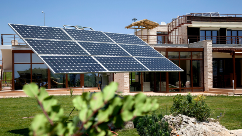 Paulo Twiaschor mostra como a energia solar está convertendo edifícios comuns em soluções sustentáveis e autossuficientes.