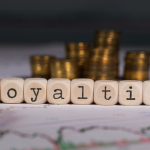 Rodrigo Balassiano explica o potencial e os cuidados ao investir em fundos lastreados em royalties de propriedade intelectual.
