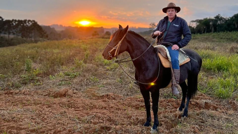 Descubra com Altevir Seidel os benefícios da relação entre cavalos e crianças para o desenvolvimento e a educação.