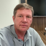 Altevir Seidel explora como a interação com cavalos promove aprendizado e bem-estar em crianças.