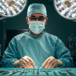 Dr Haeckel Cabral explica a importância da avaliação criteriosa e da técnica cirúrgica adequada na otoplastia.