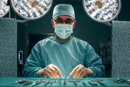 Dr Haeckel Cabral explica a importância da avaliação criteriosa e da técnica cirúrgica adequada na otoplastia.