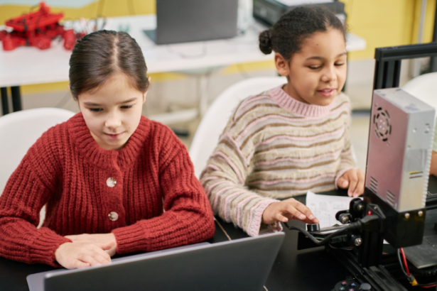 No ensino de tecnologia na prática, Sérgio Bento De Araújo mostra como projetos bem aplicados aumentam o engajamento dos alunos na escola.